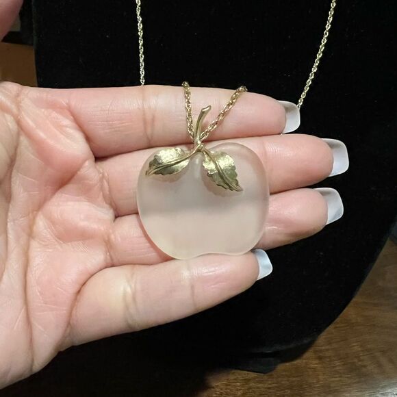 1978 Avon frosted crystal glass apple gold tone pendant & chain - Picture 3 of 3